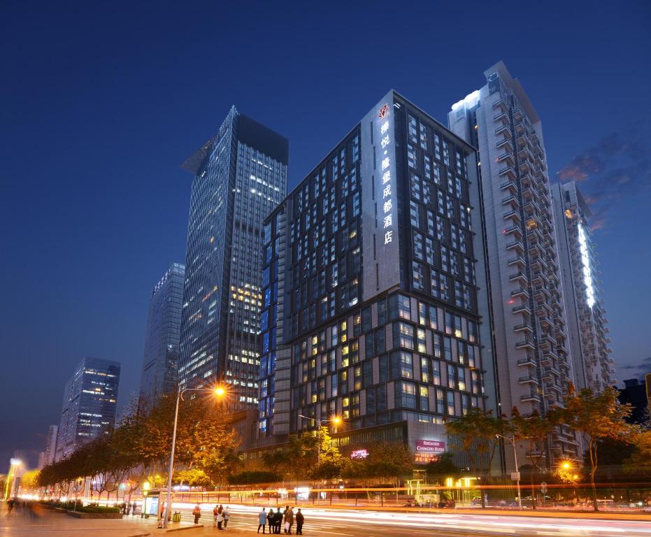 um grupo de edifícios altos em uma cidade à noite em Rhombus Park Aura Chengdu Hotel em Chengdu