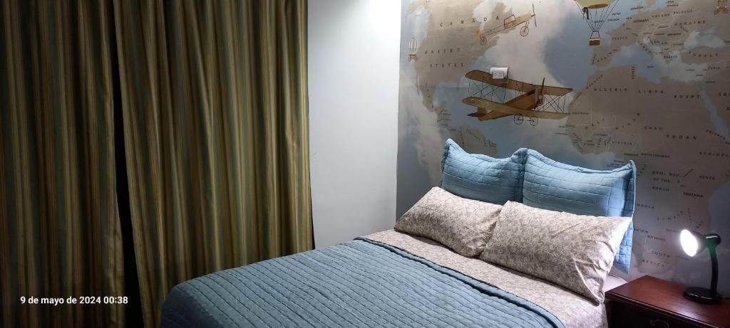 una camera da letto con un letto e una mappa sul muro di VICTORIA bed and breakfast a Ezeiza