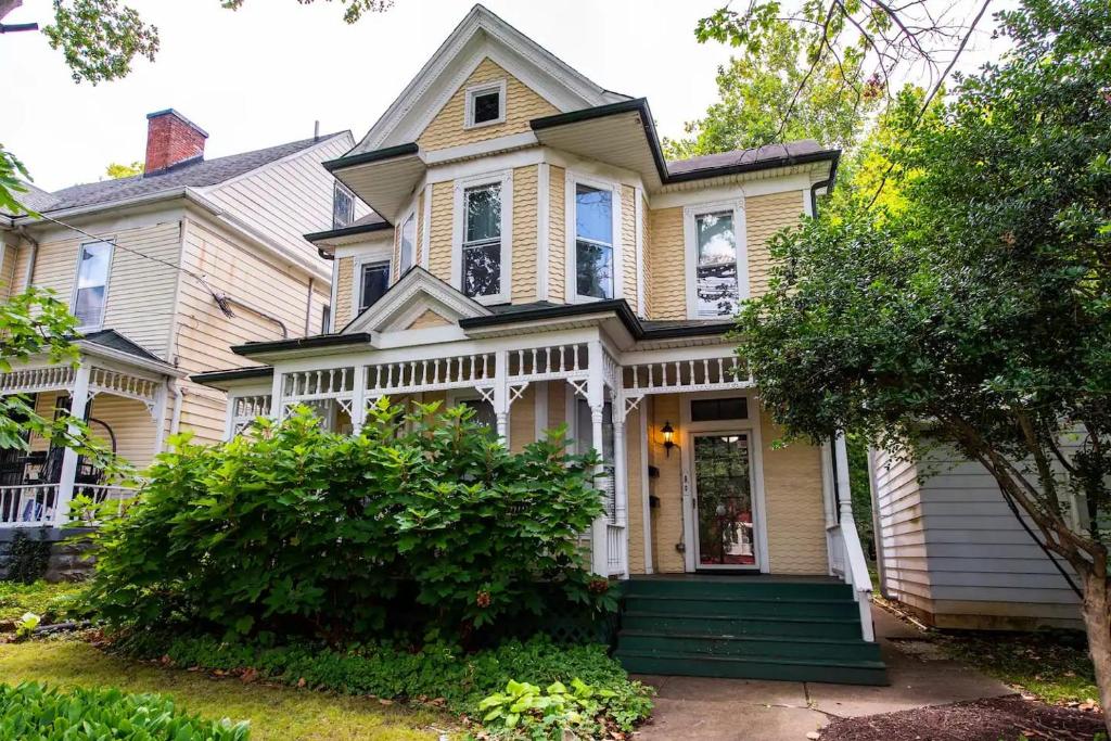 una casa con una puerta delantera verde en Spacious Historic House Near Louisville Sites en Louisville