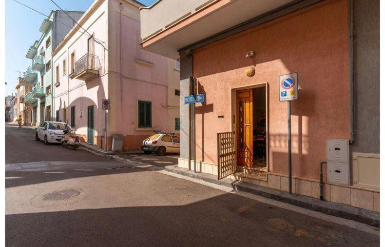 una calle con coches estacionados en el lateral de un edificio en Casa Vacanze Sant'Anna, en Parabita