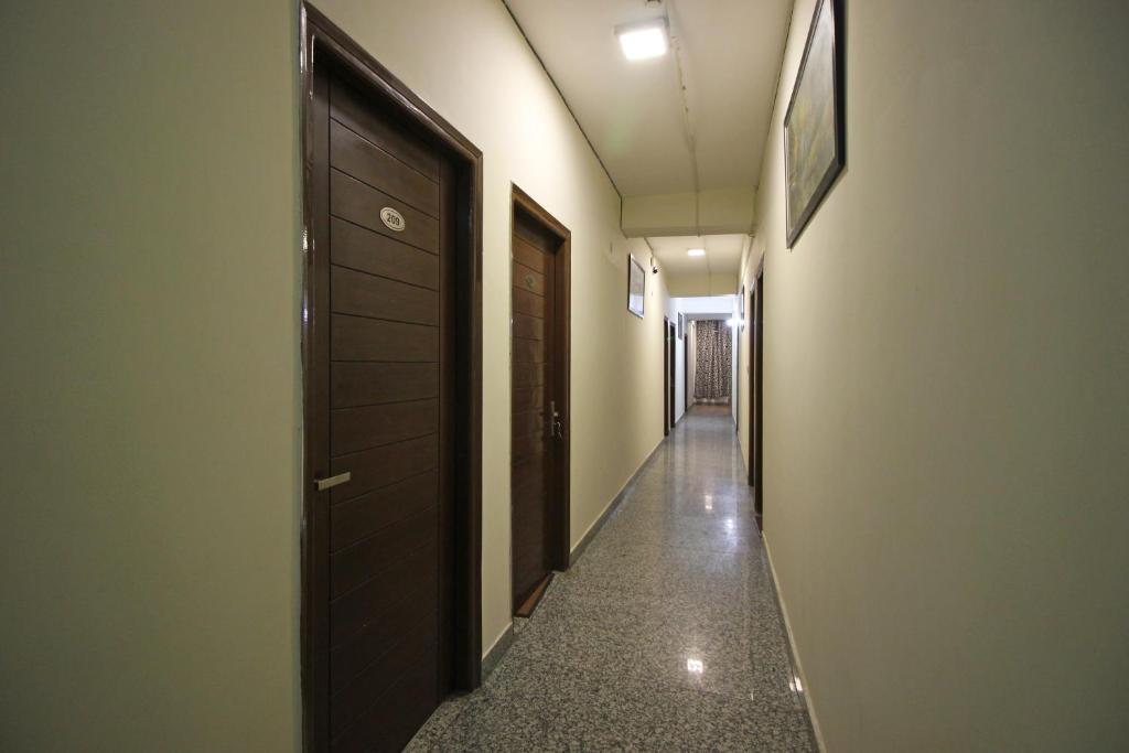 a hallway with a door and a hallway sidx sidx at Flagship 9046 Hotel Metro Star in New Delhi