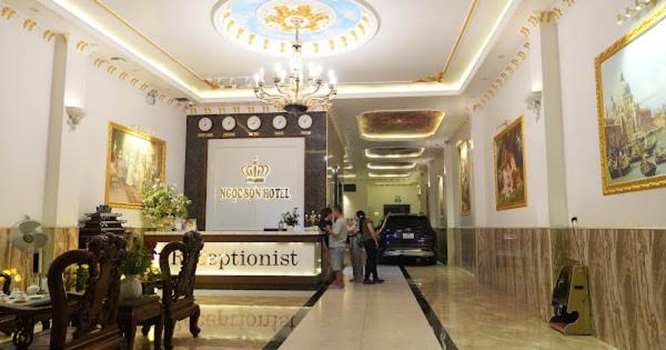 twee personen in een lobby van een gebouw bij Ngọc Sơn Hotel in Hạ Ðoạn