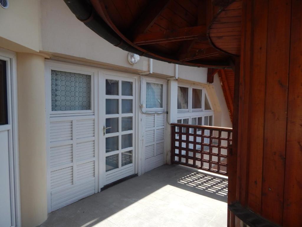 A balcony or terrace at Kálvin Vendégszobák