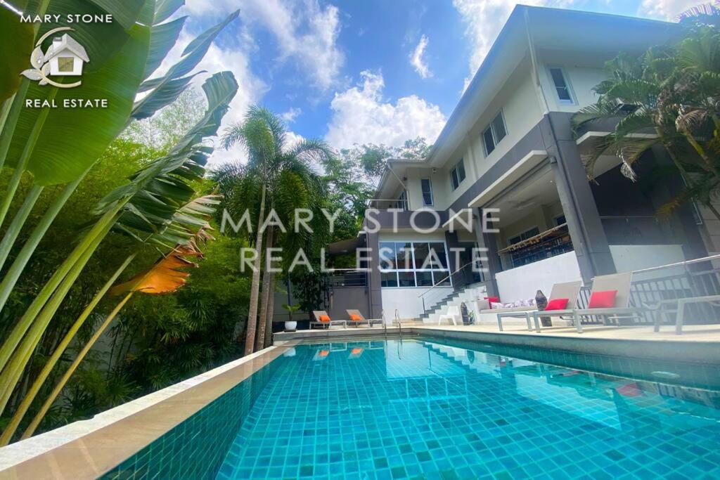 una piscina frente a un edificio en 4BR - Tropical Garden Pool Villa en Koh Samui