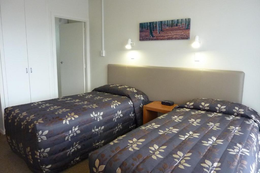 Postel nebo postele na pokoji v ubytování Colonial Inn Motel