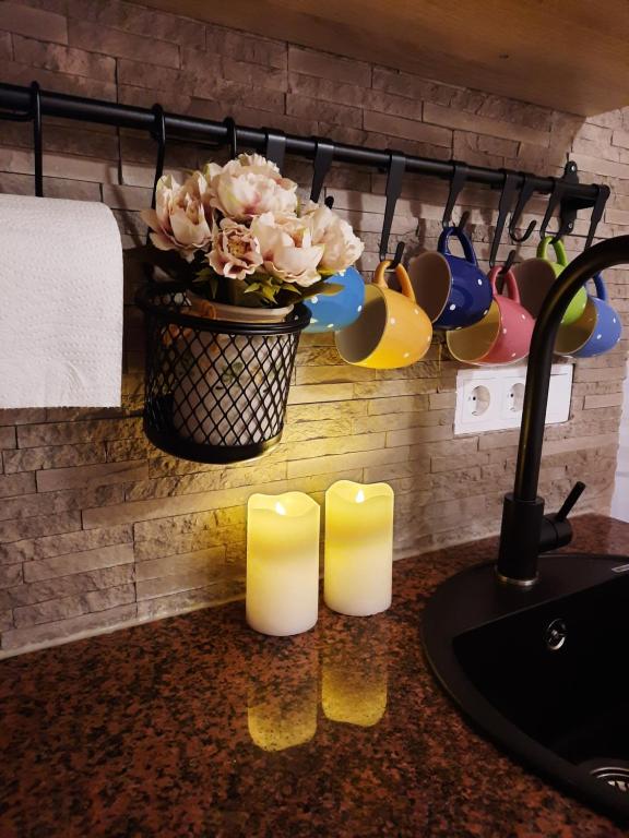 un bancone con due candele e un vaso di fiori di Karmeni katusekorter a Haapsalu