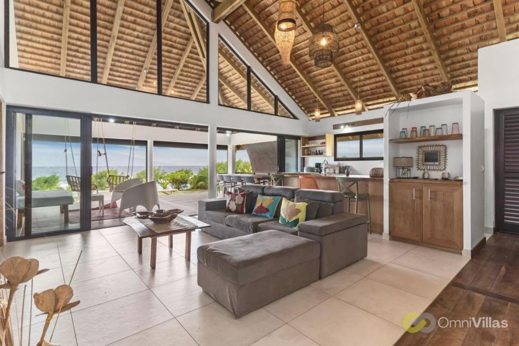 Η κουζίνα ή μικρή κουζίνα στο Coastal Bliss: 1BR Bungalow by the Sea in Moorea