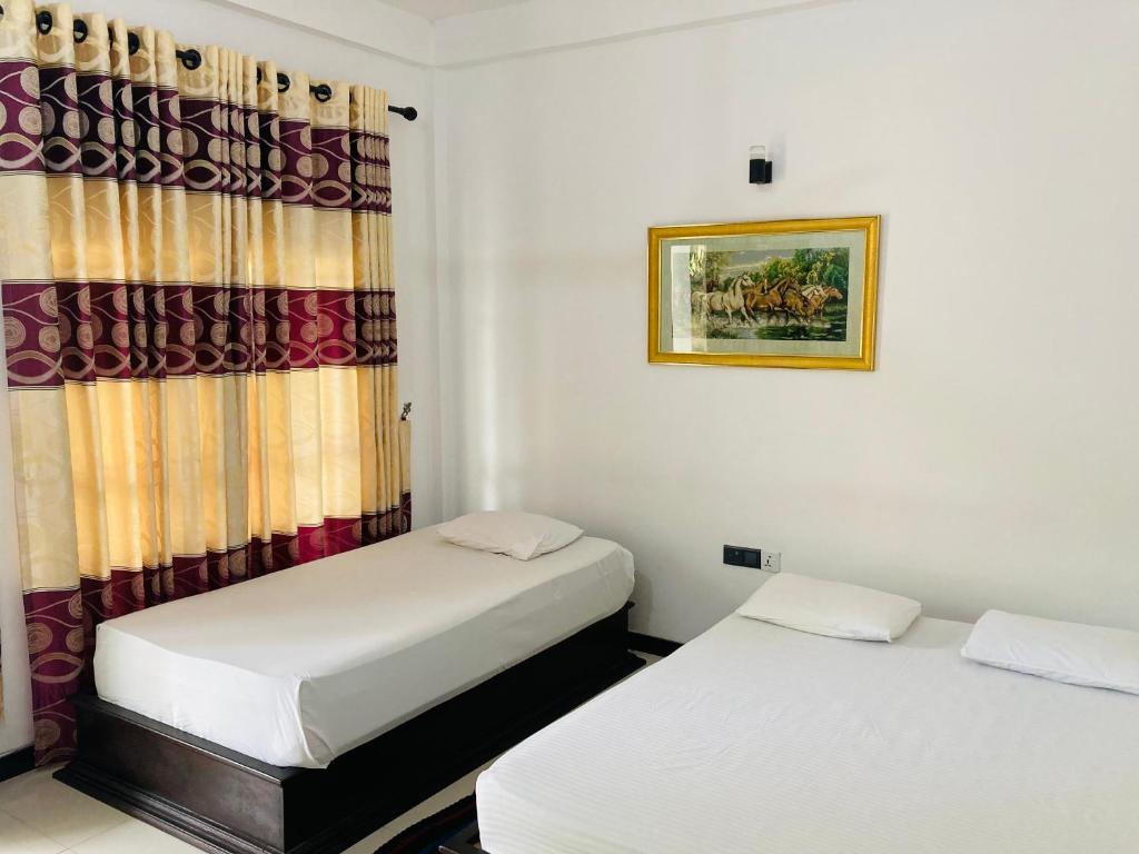 Postel nebo postele na pokoji v ubytování Hotel Siyathma polonnaruwa