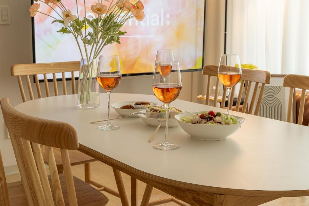 a table with glasses of wine and a bowl of food at 이수환상 in Seoul