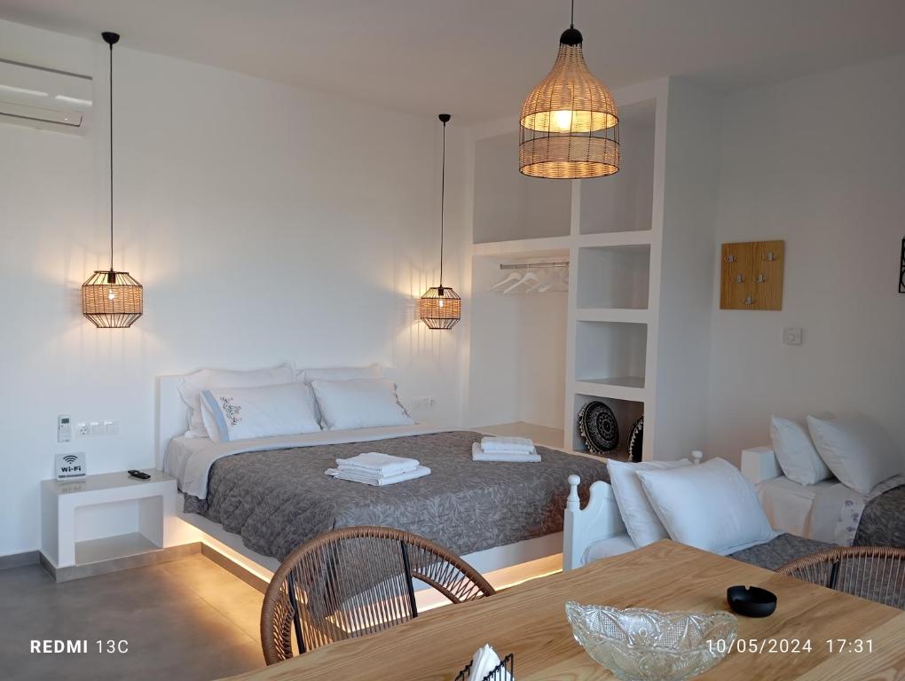 ein Schlafzimmer mit Bett und ein Wohnzimmer in der Unterkunft Sea melody tinos 3 in Agios Sostis