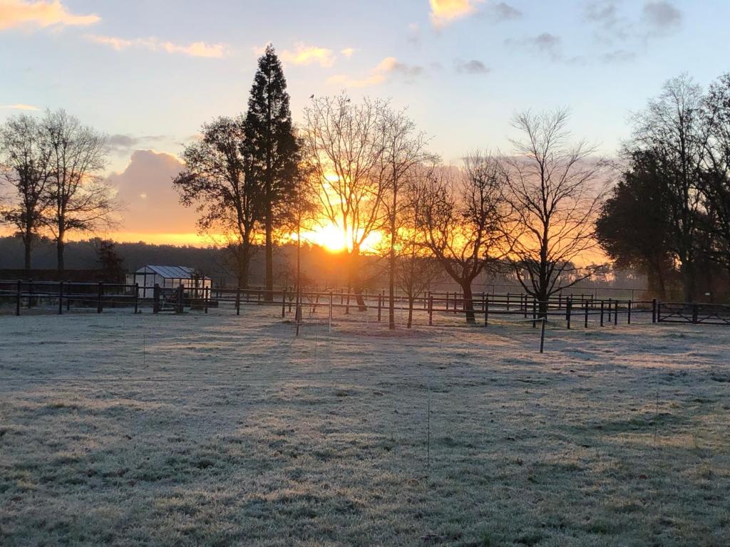 De zonsopgang of zonsondergang vanuit de bed & breakfast