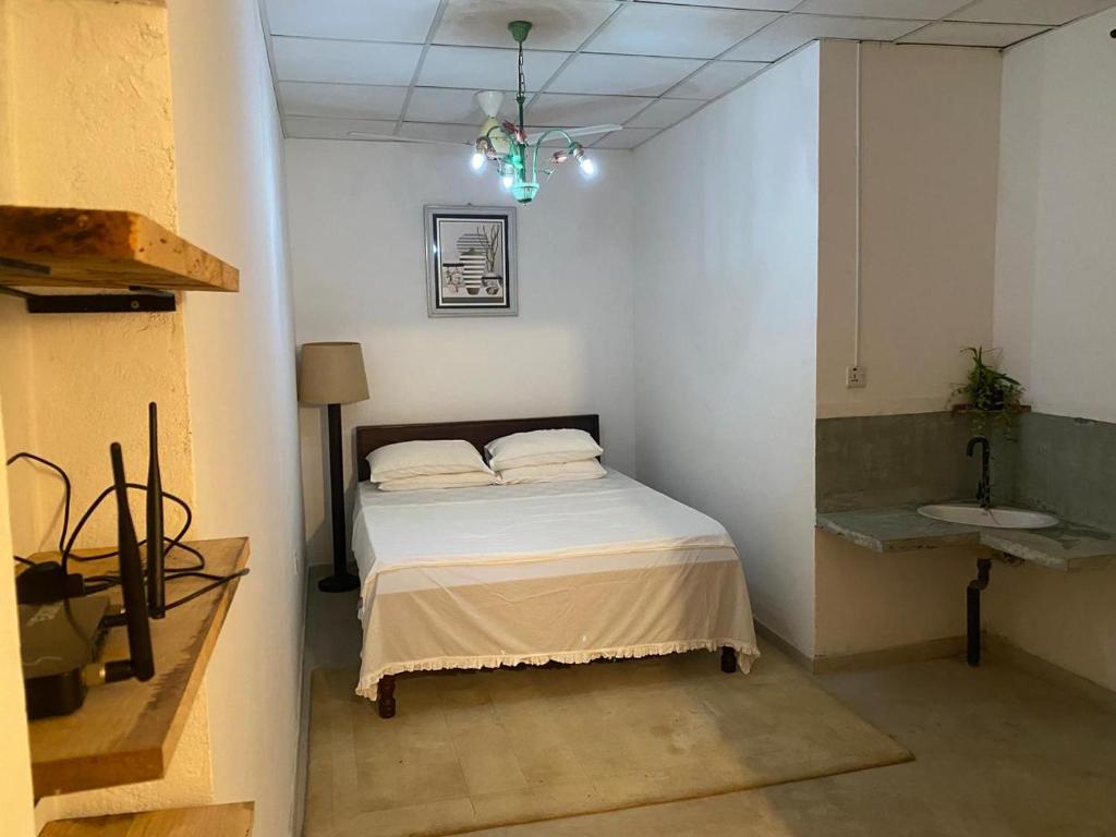 una camera con un letto e un lavandino di Suji's Villa a Colombo