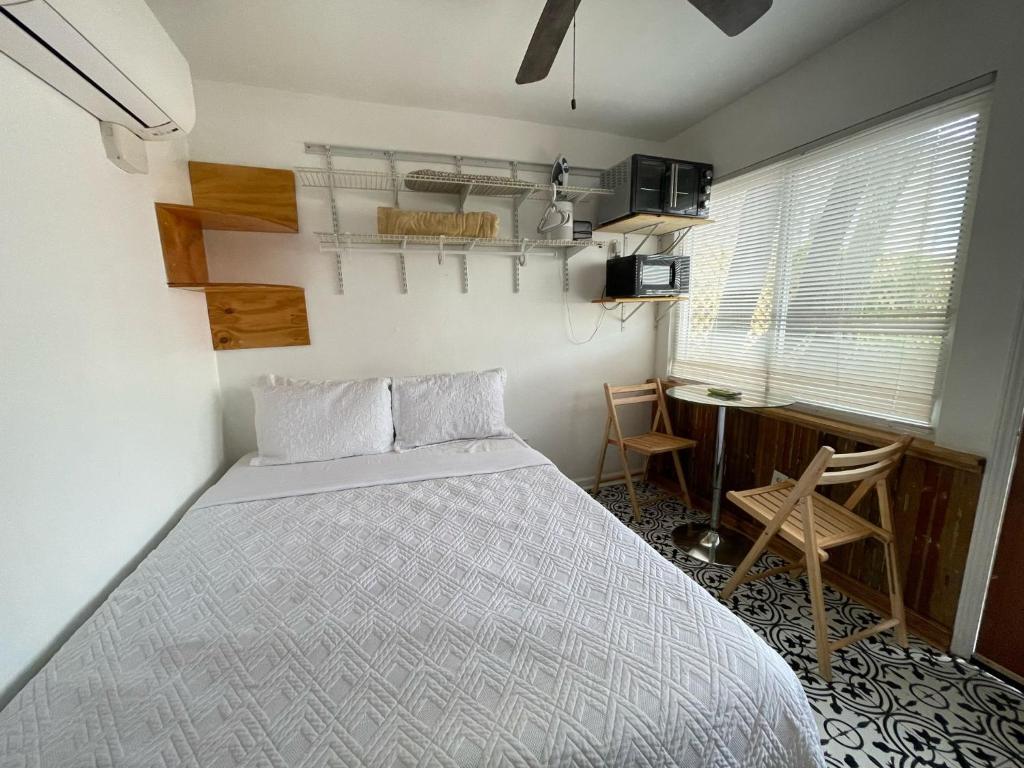 - une chambre avec un lit et un bureau dans l'établissement WeebiII, à La Nouvelle-Orléans