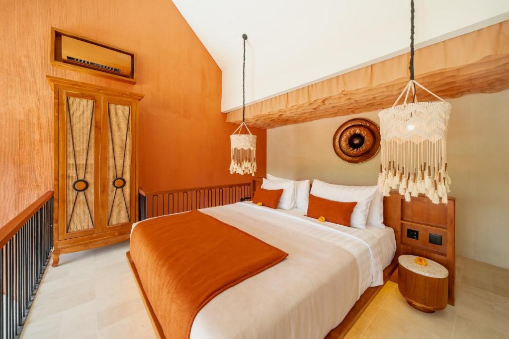 Ein Bett oder Betten in einem Zimmer der Unterkunft Cyrus Villa Seminyak by Ini Vie Hospitality