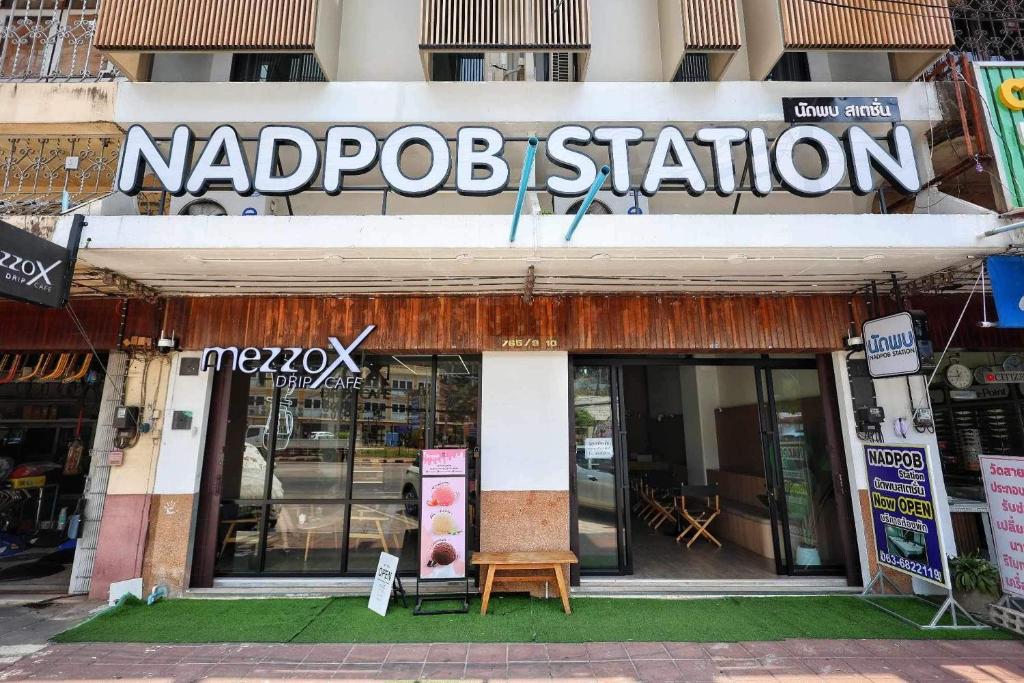 un cartello per una stazione napolologa su un edificio di NADPOB Station นัดพบสเตชั่น a Ban Tha Kham