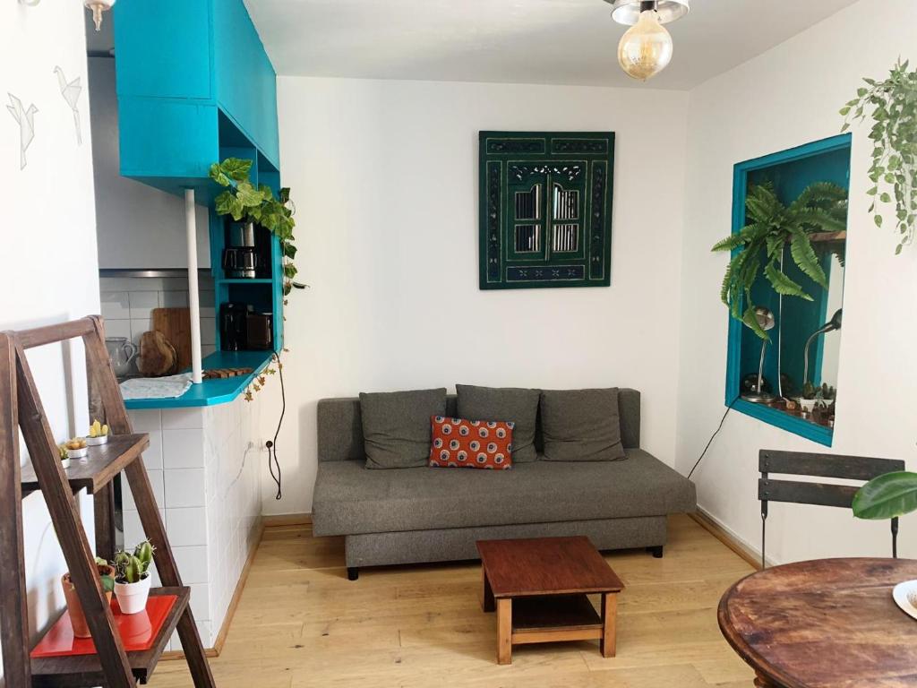 un salon avec un canapé et une table dans l'établissement Appartement de charme Centre ville/Halles/quartier haut, à Sète