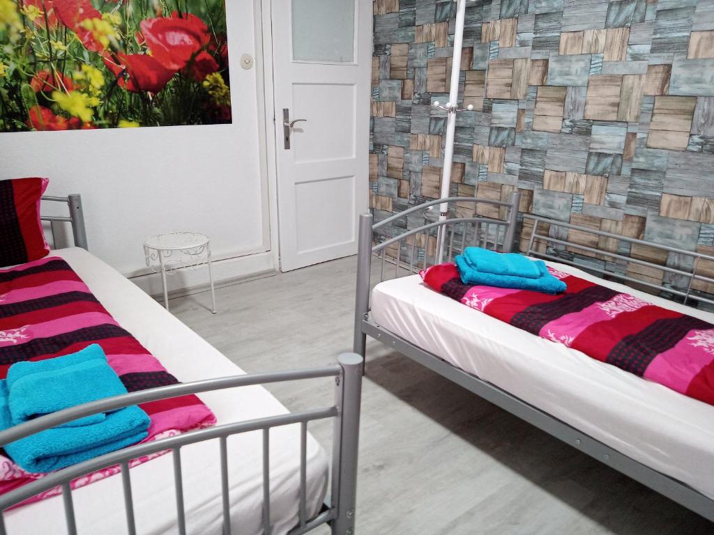 two bunk beds in a room with a brick wall at Ferienwohnungen direkt am See mit Einzelnbetten in Waldeck