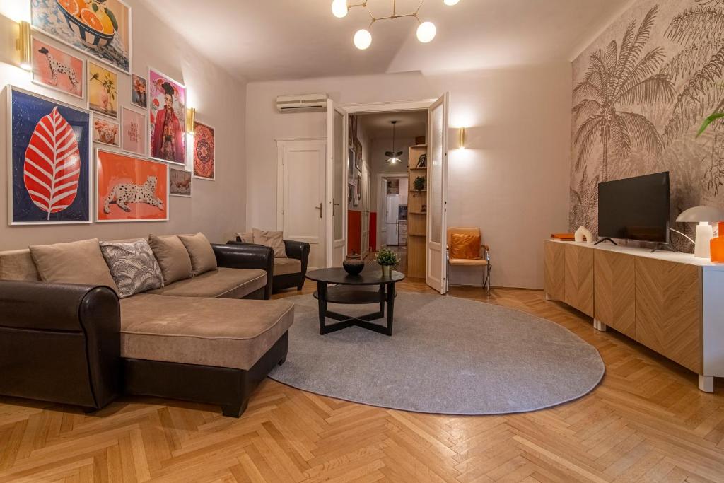 Televízia a/alebo spoločenská miestnosť v ubytovaní Be a Budapester
