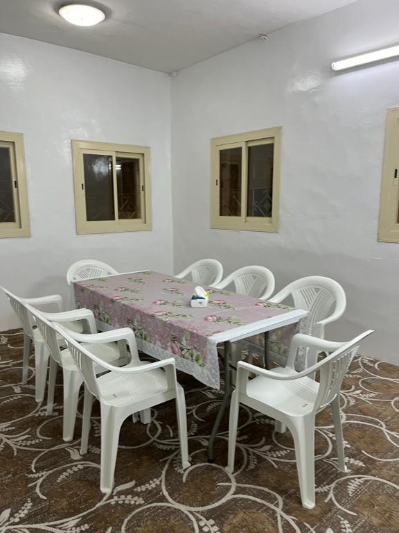 بيت ريفي في Muqammar: غرفة طعام مع طاولة وكراسي بيضاء