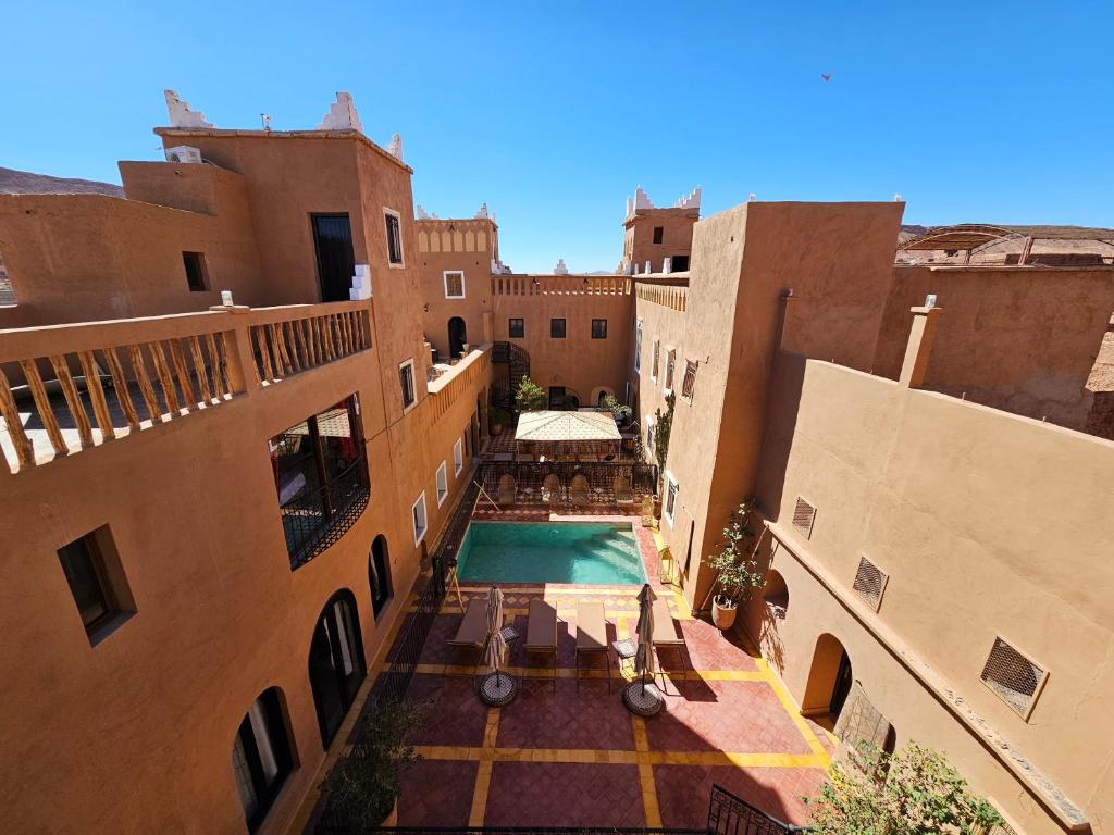 una vista aérea de un edificio con piscina en Kasbah La Cigogne, en Aït Ben Haddou