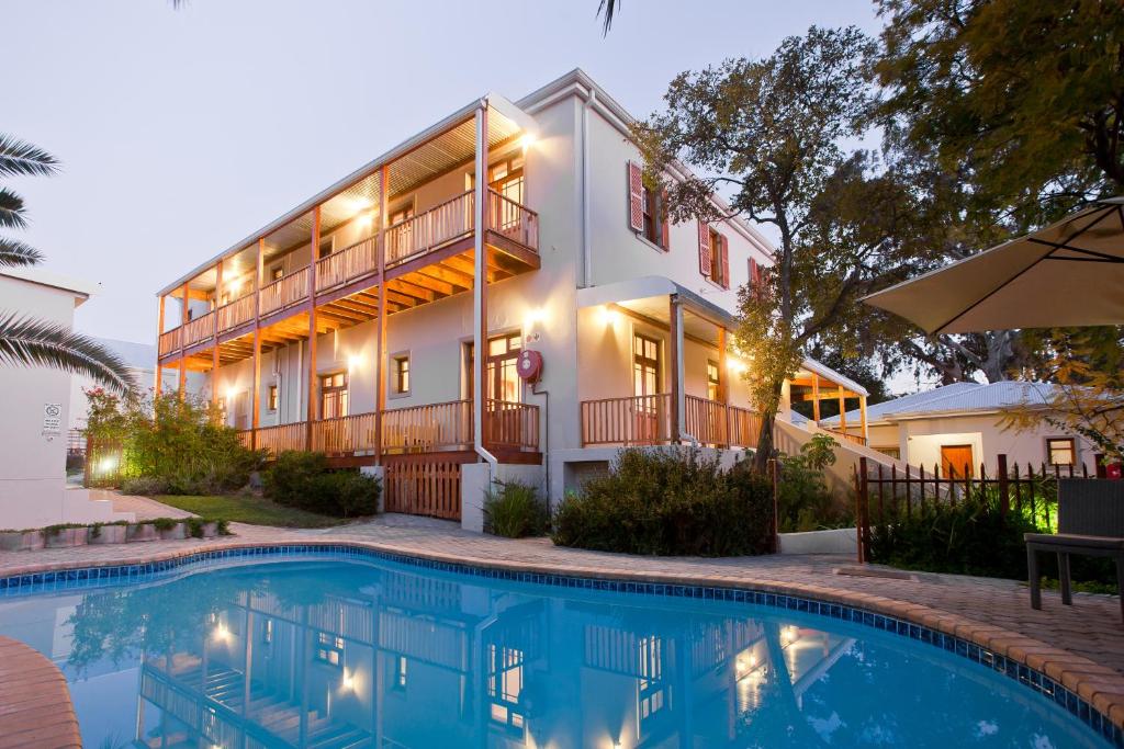 une maison avec une piscine en face d'un bâtiment dans l'établissement The Queen Of Calitzdorp, à Calitzdorp