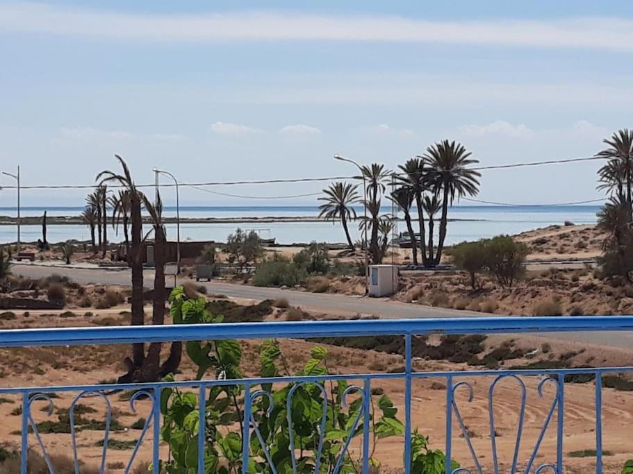 vistas a una playa con palmeras y al océano en Villa Yahia Djerba, en Bou Menjel