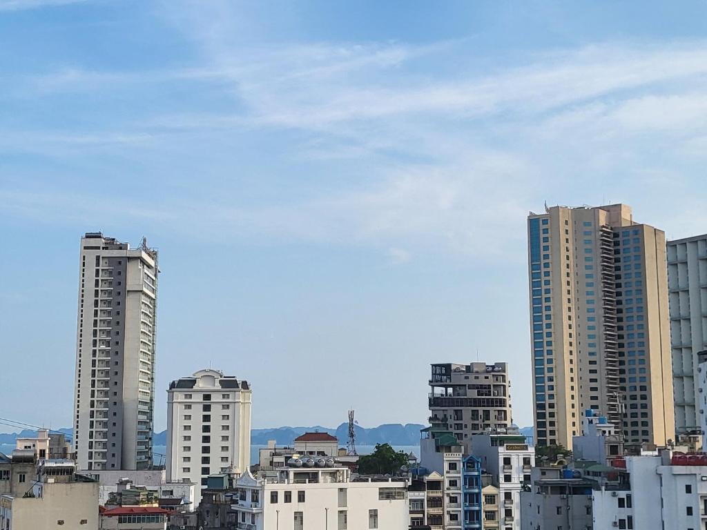 un groupe de grands bâtiments dans une ville dans l'établissement Sao Pho Hien Hotel, à Hạ Long