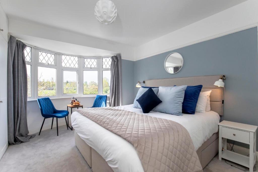 ein Schlafzimmer mit einem großen Bett mit blauen Wänden in der Unterkunft Fantastic Four Bed Two Bath Home 