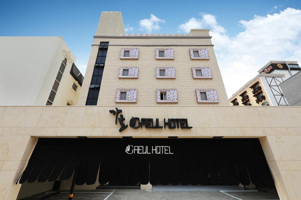 eine Darstellung der Fassade eines Hotels in der Unterkunft Gaeul Hotel in Chungju