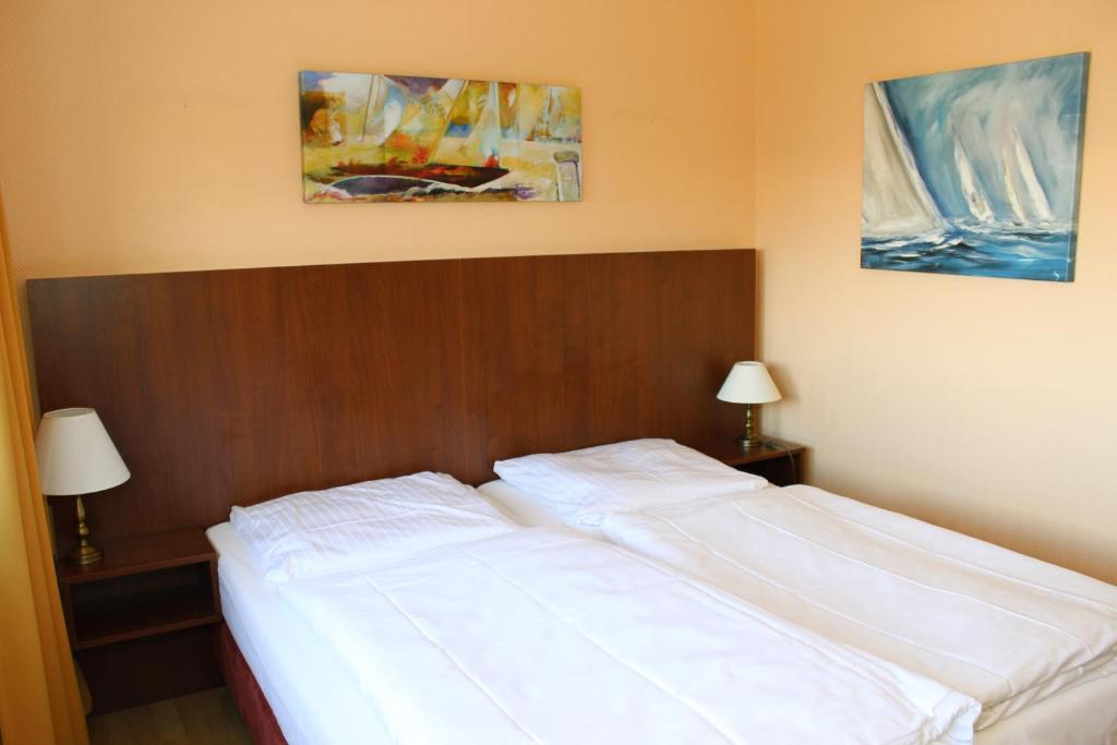 Postel nebo postele na pokoji v ubytování Wiking Hotel
