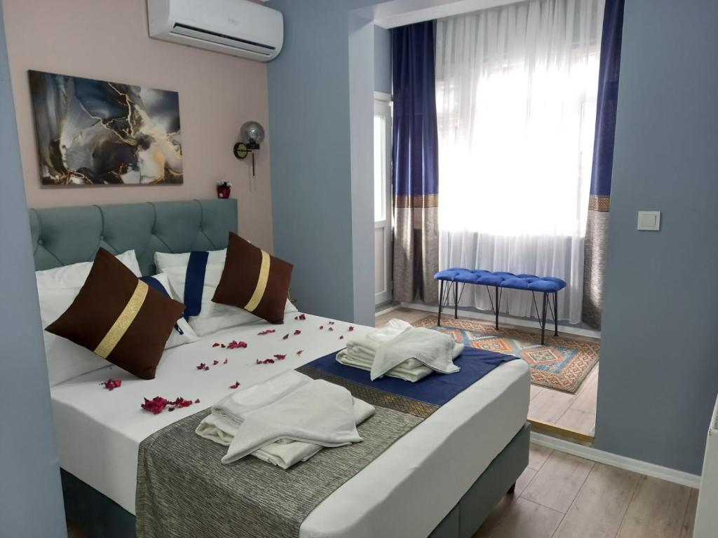 um quarto com uma cama com toalhas em Emirhan Inn Hotel & Suites em Istambul