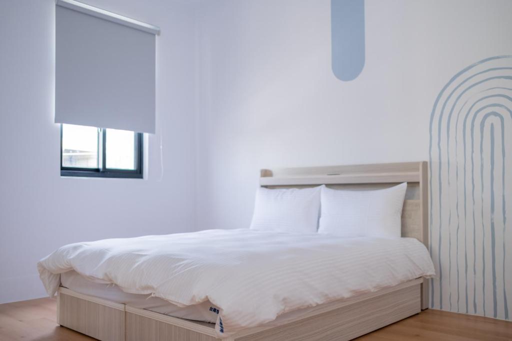 Ένα ή περισσότερα κρεβάτια σε δωμάτιο στο Suite 宿特 I 鄰近武聖夜市