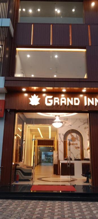 DatiaHotel Grand Inn的商店的大门上有招牌