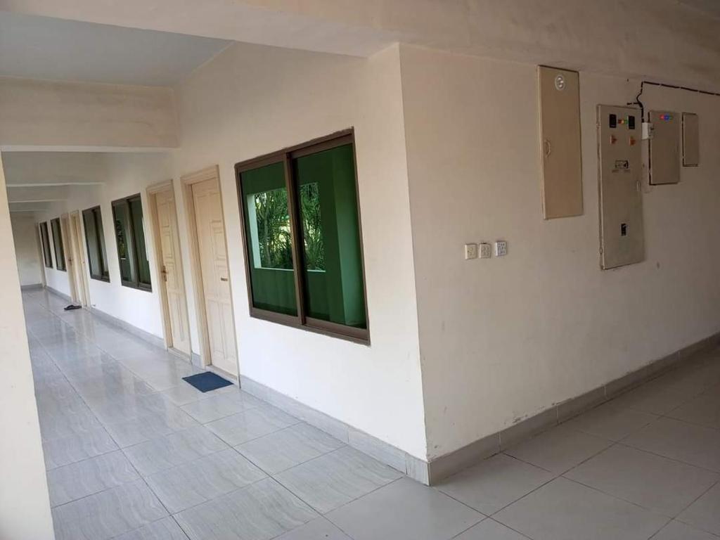 um corredor vazio de um edifício com janelas em Palms view hotel em Faisalabad