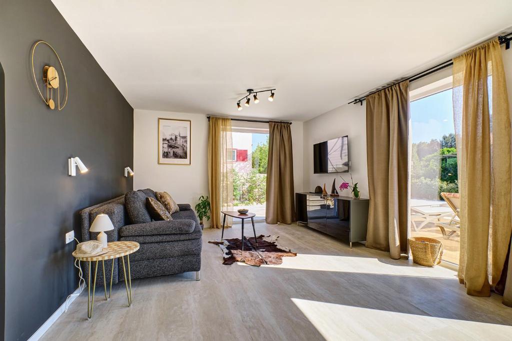 a living room with a couch and a table at VILLA RITA ARTaTORE in Mali Lošinj
