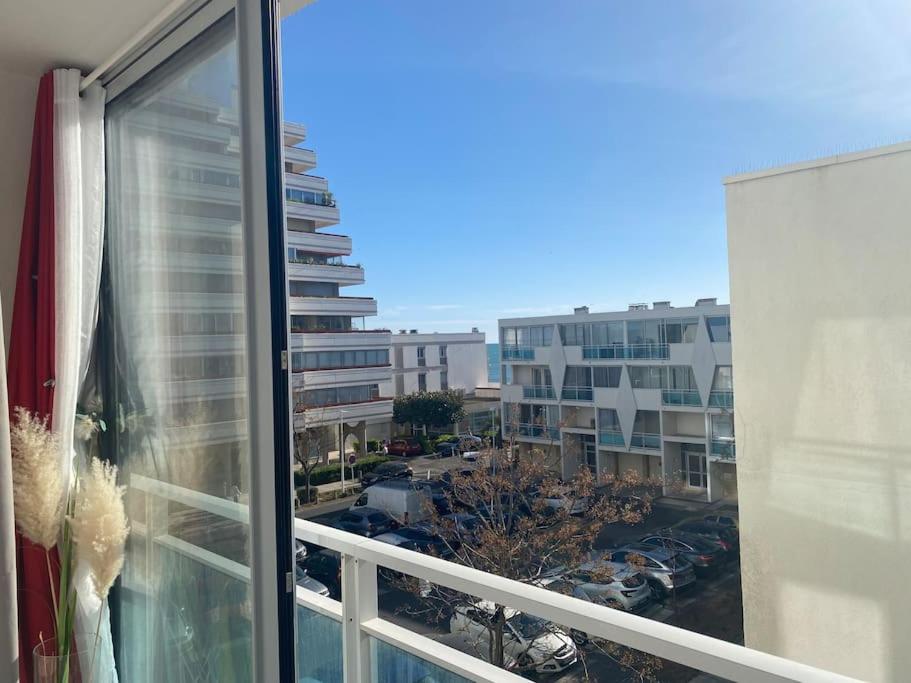 un balcon avec vue sur un parking dans l'établissement Studio Centre, 2ème ligne petite vue mer- Self Check In, à La Grande Motte
