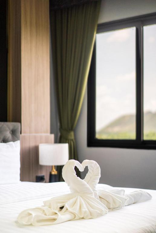 Postel nebo postele na pokoji v ubytování YSW Hotel Lopburi