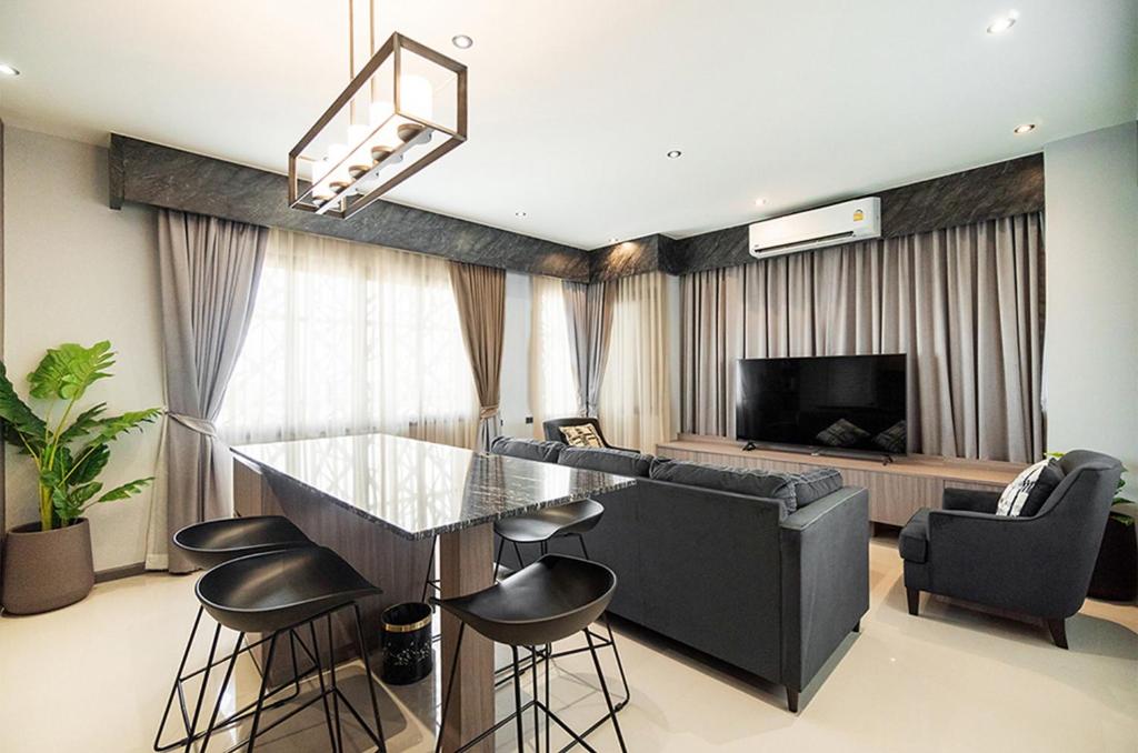 TV a/nebo společenská místnost v ubytování YSW Hotel Lopburi