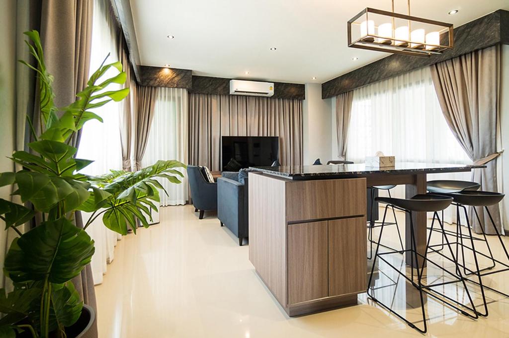 TV a/nebo společenská místnost v ubytování YSW Hotel Lopburi
