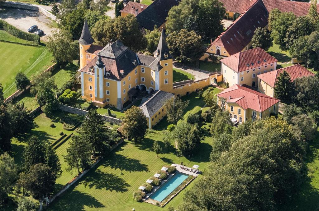 Bazén v ubytování Schloss Mühldorf nebo v jeho okolí
