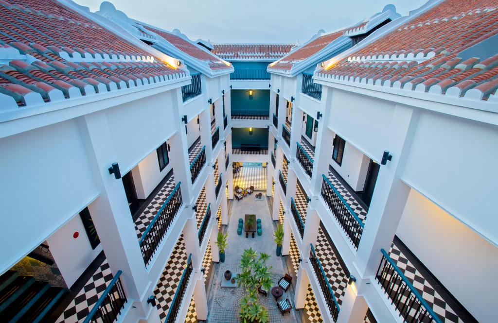 una vista aérea del patio de un edificio en Maison Vy Hotel, en Hoi An