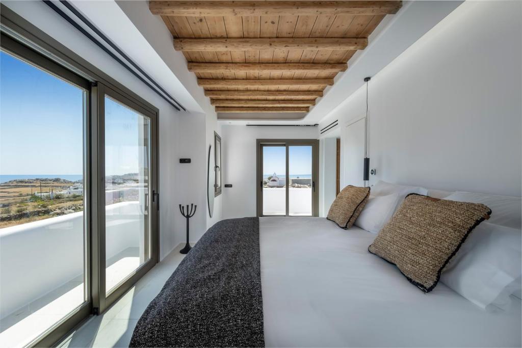 Кровать или кровати в номере Deliades Hotel