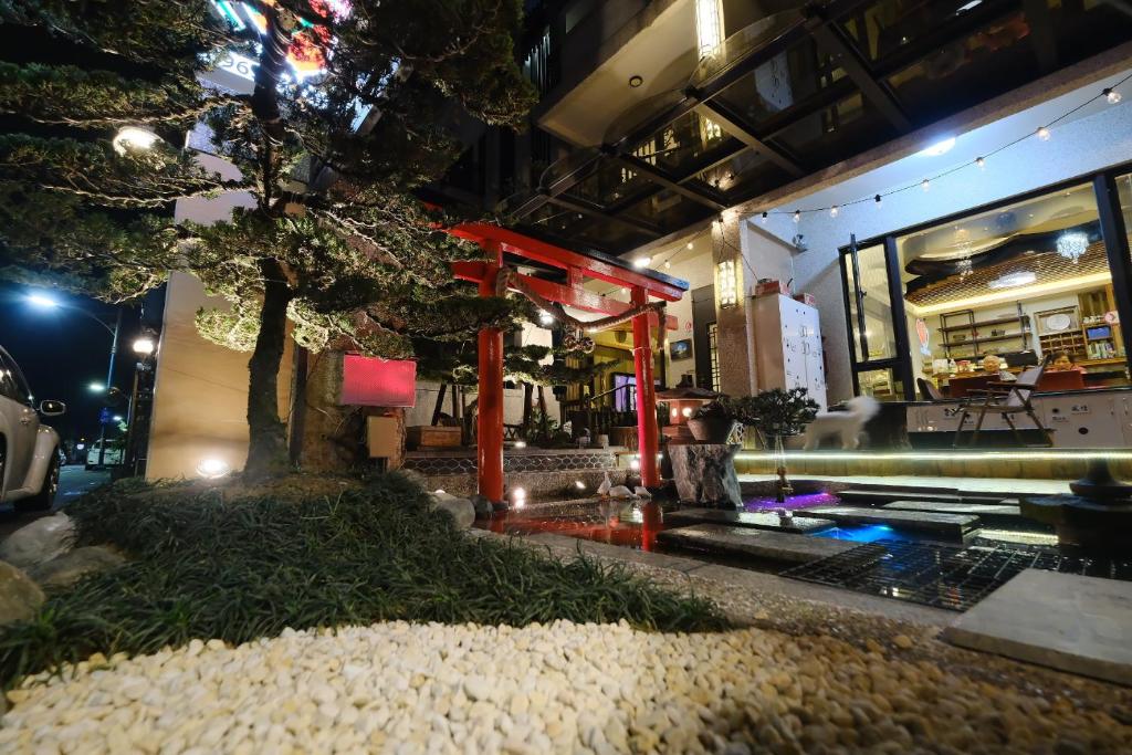 吉安的住宿－圓芝澤民宿，楼前的树,楼前有餐厅