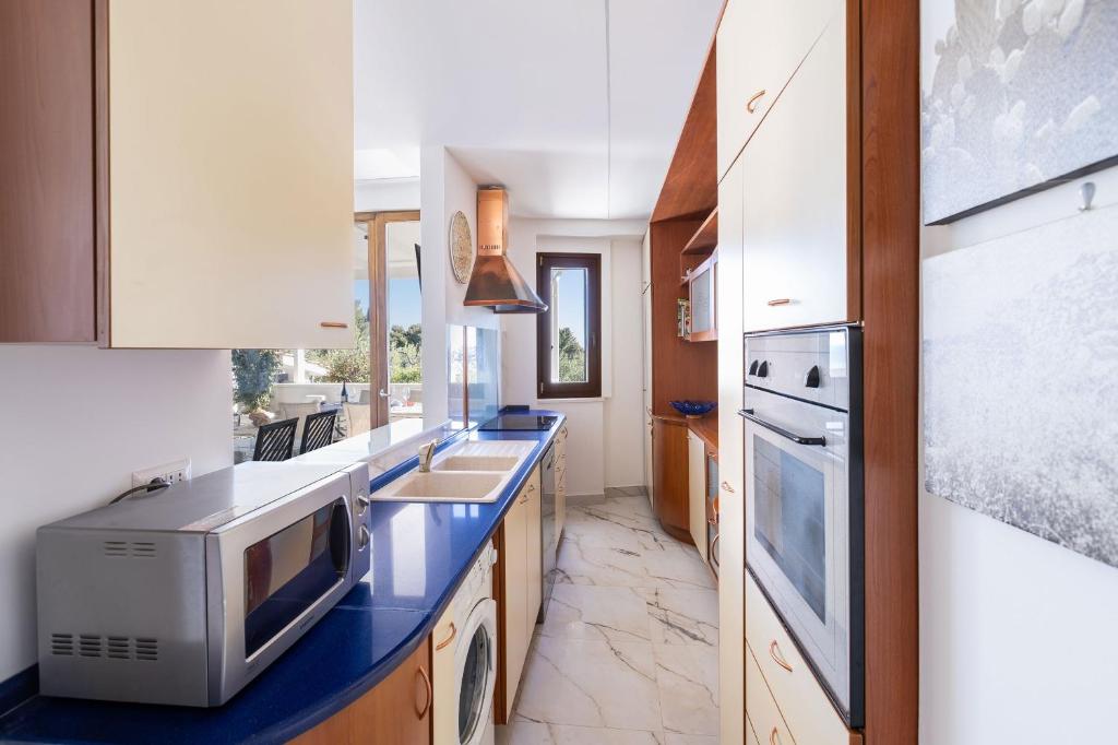 A kitchen or kitchenette at A Casa di Anna by BarbarHouse