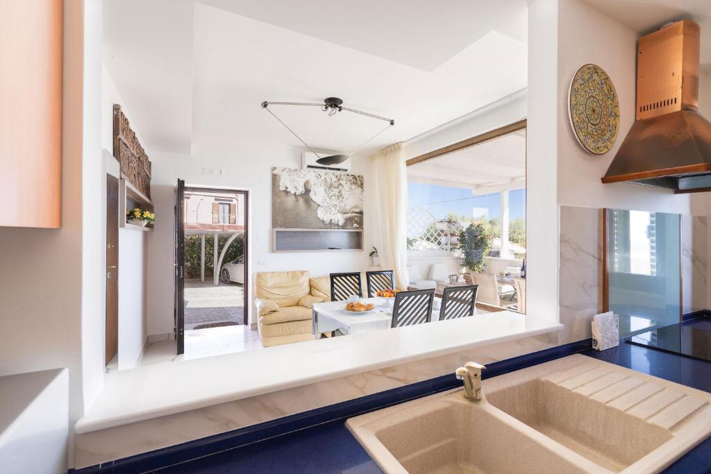 A kitchen or kitchenette at A Casa di Anna by BarbarHouse