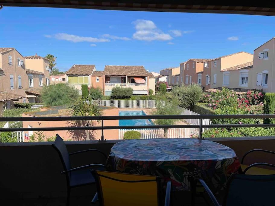 d'un balcon avec une table et une vue sur la cour. dans l'établissement Beau et vaste T3 proche port et plage, au Cap d'Agde
