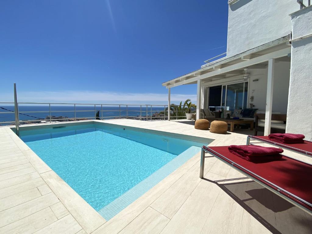 una piscina con vistas al océano en Villa Sitges Altavista Amazing View South oriented Calm Area AC Beach 2 minutes, en Sitges