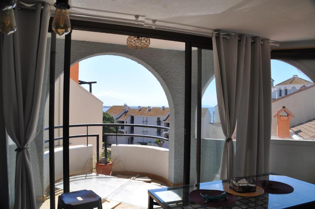 une chambre avec vue sur un balcon dans l'établissement Ker Armelle, au Barcarès