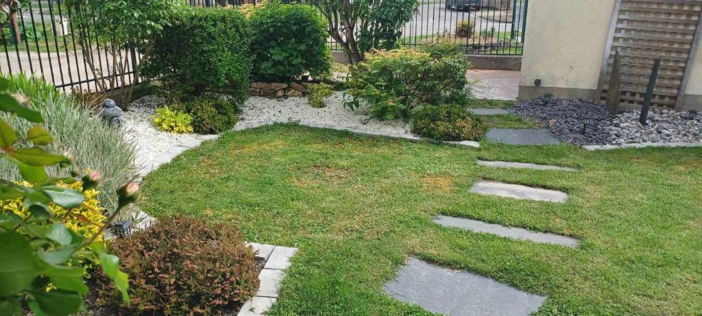 einen Garten mit Felsen und Pflanzen im Hof in der Unterkunft Gite de la Bouvotte in Neuville-sur-Vanne