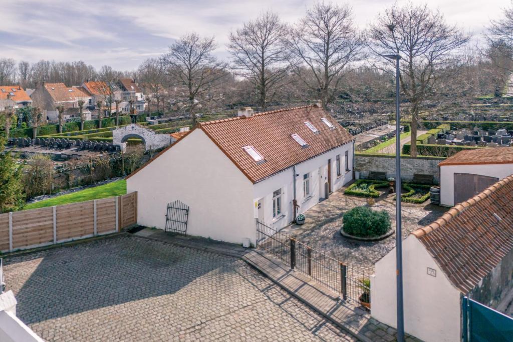 una vista aérea de una casa blanca con patio en Klaverhoeve Stene en Ostende